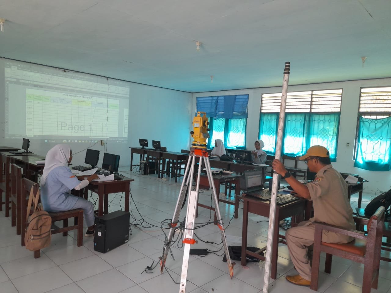 Praktek pengolahan data hasil pengukuran dengan alat teodolit di dalam laboratorium komputer di SMK N 1 Fakfak